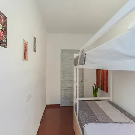 Loft Apart&hostal بيت شباب *